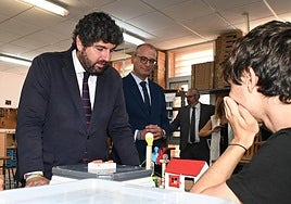 Fernando López Miras anuncia las nuevas tutorías para grupos reducidos.