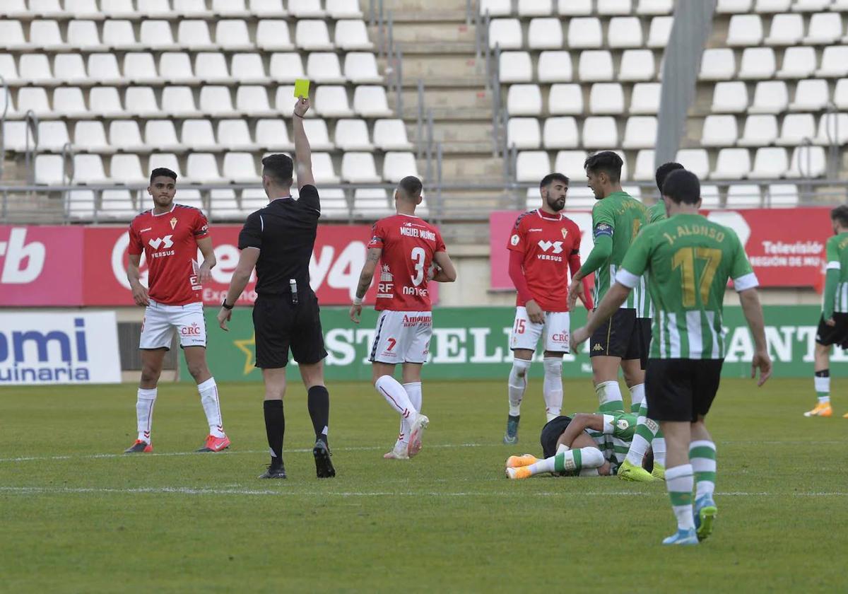 Jugadores del Real Murcia se enfrentan al Betis durante un partido en 2021.