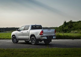 El nuevo Hilux Hybrid 48V tiene una imponente presencia en carretera, con sus 5.325 mm de largo, 1.855 mm/1.900 mm de ancho y 1.865 mm de alto.