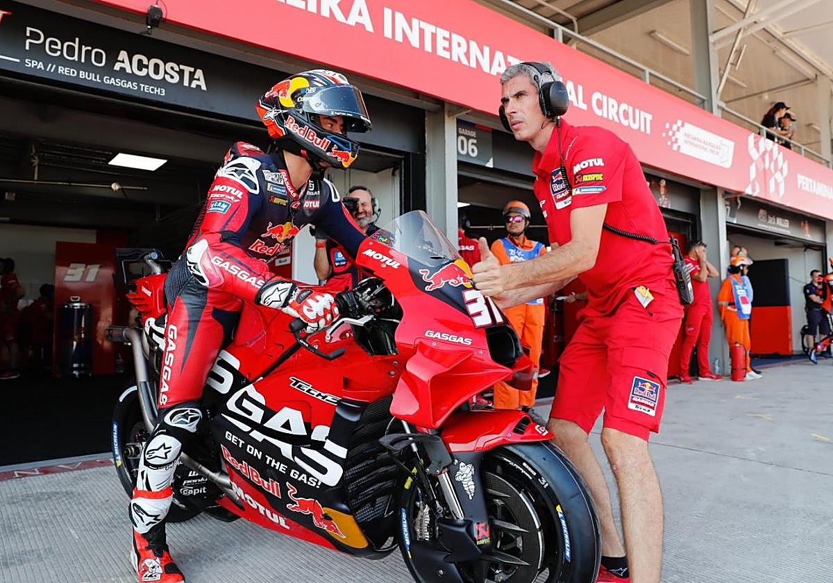Pedro Acosta saliendo del box en el circuito de Mandalika, en los libres de ayer.