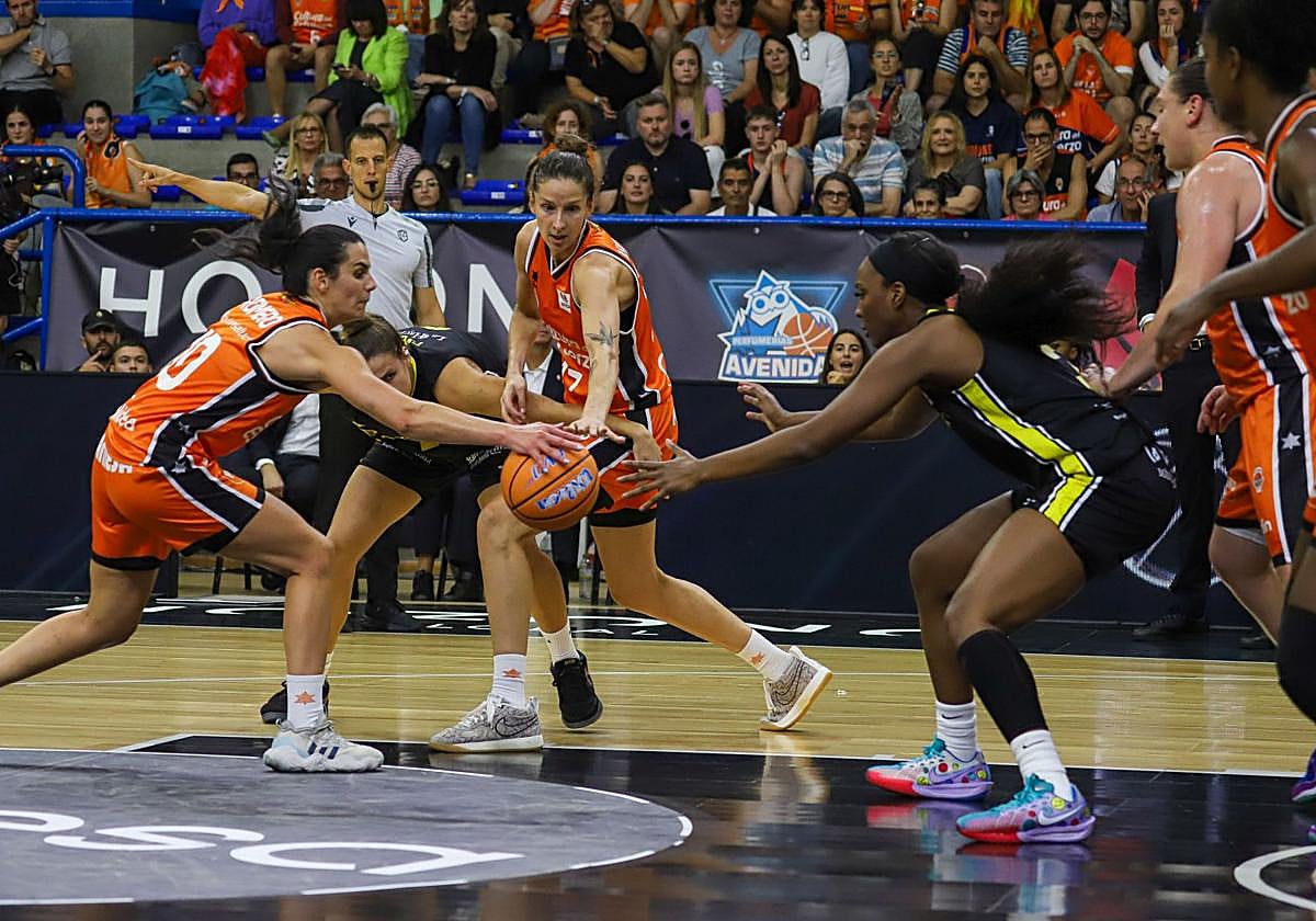 Romero y Vitola, del Valencia, y Alarcón y Nelson, del Jairis, pugnan por el control de un balón sin dueña.
