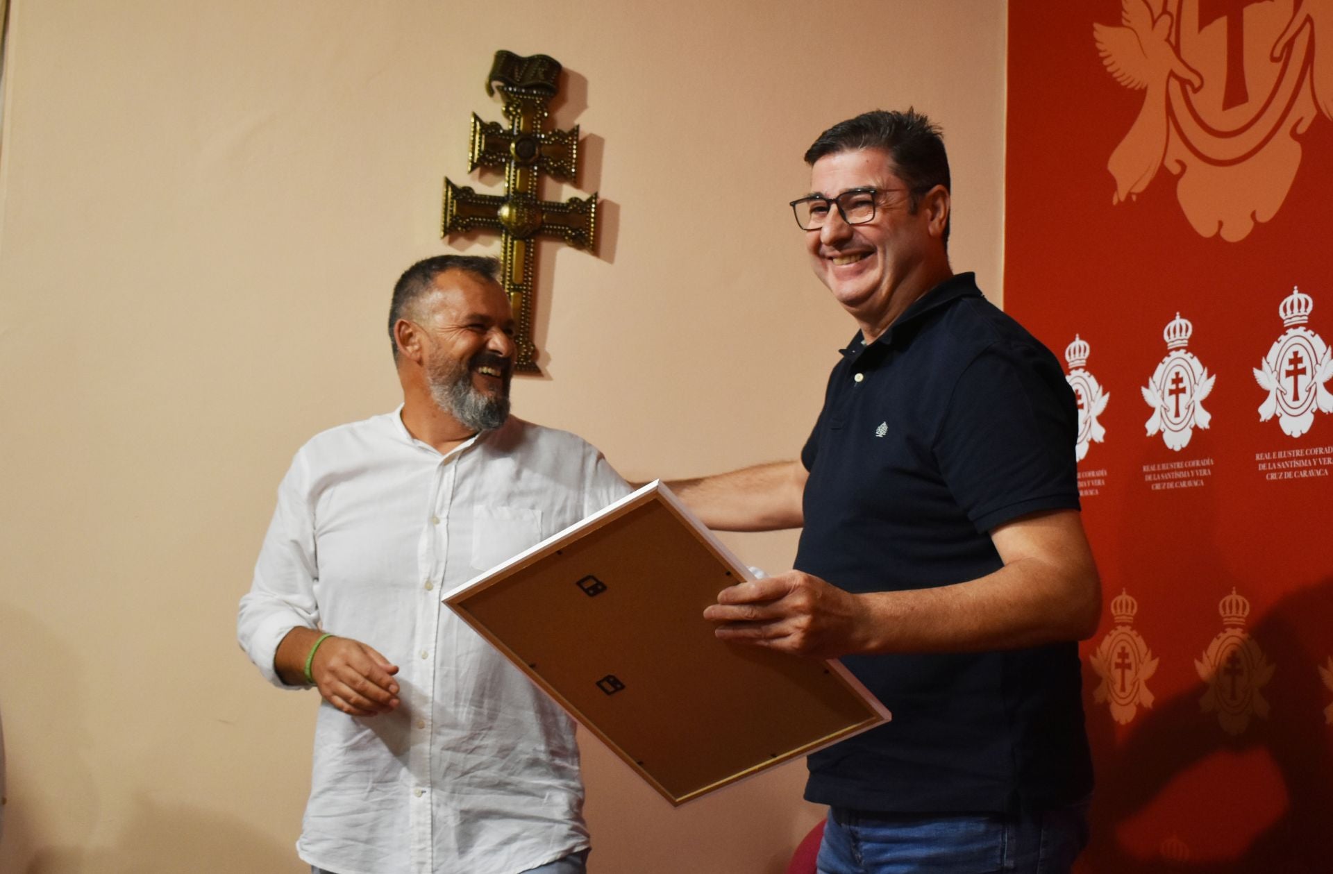 El presidente del Bando Cristiano, Antonio Torrecilla, hace entrega de la copia del acta de nombramiento como Cristiano del Año a Eduardo Soria (dcha).