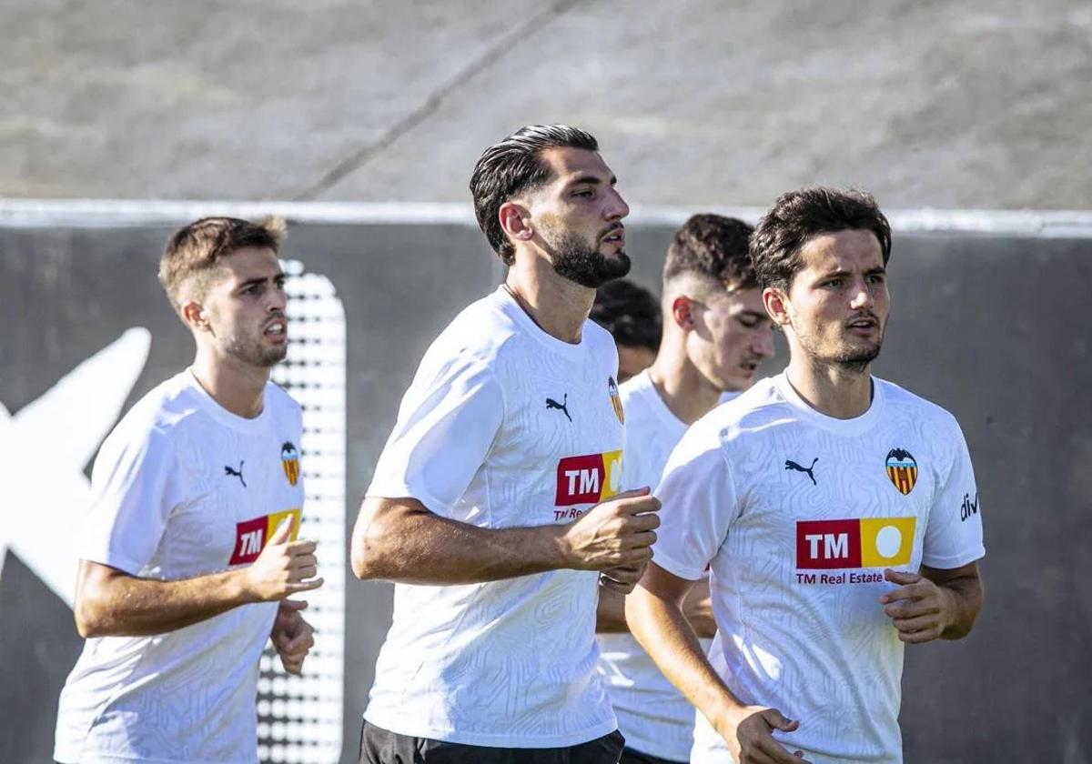 Rafa Mir en los entrenamientos con el Valencia.