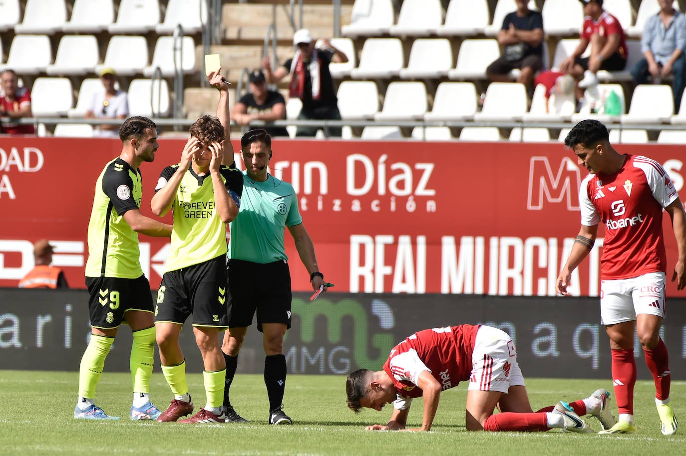 La derrota del Real Murcia frente al Betis Deportivo en el Enrique Roca, en imágenes