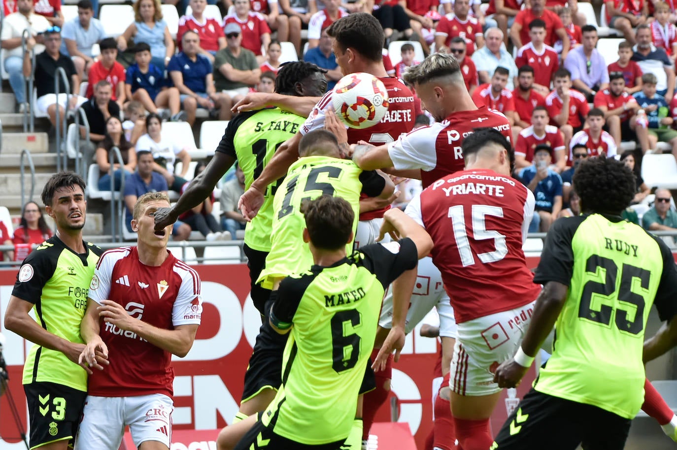 La derrota del Real Murcia frente al Betis Deportivo en el Enrique Roca, en imágenes