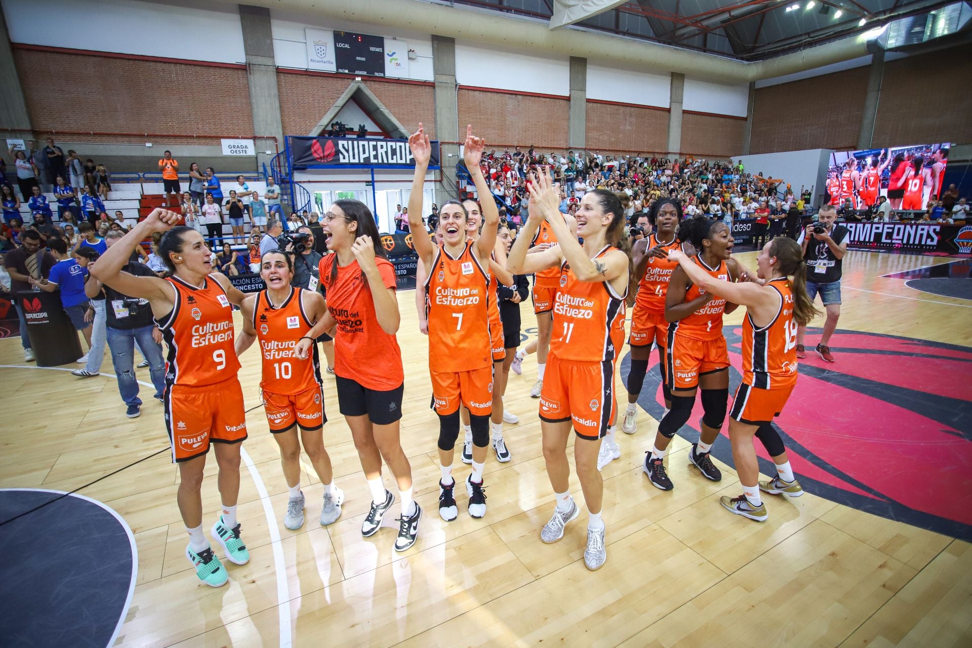 Las imágenes del partido de la Supercopa entre Valencia Basket y Zaragoza