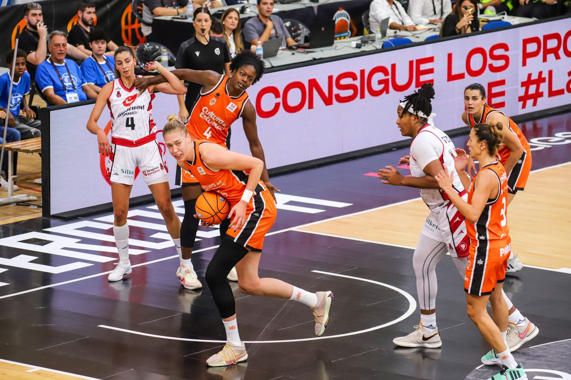 Las imágenes del partido de la Supercopa entre Valencia Basket y Zaragoza