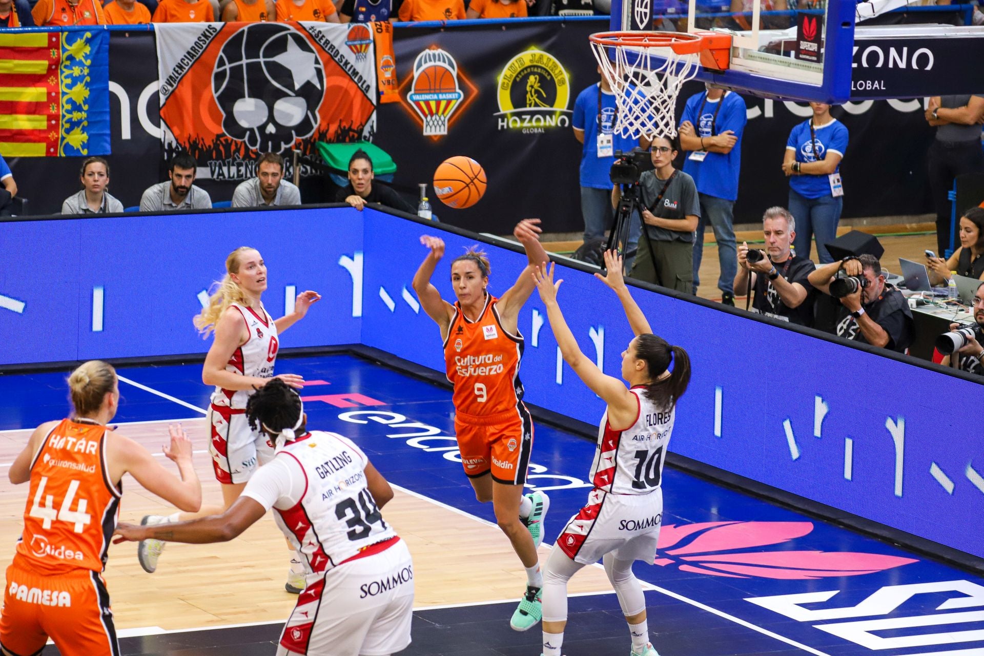 Las imágenes del partido de la Supercopa entre Valencia Basket y Zaragoza