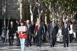 La representación de la Cofradía de la Vera Cruz de Caravaca a su paso por La Corredera