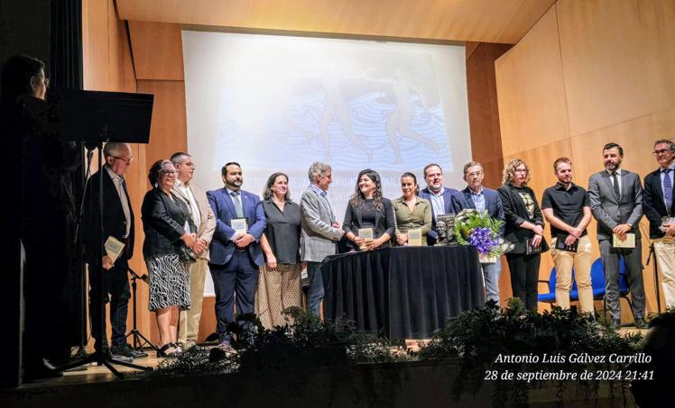 El alcalde, Pepe Vegara, y el resto de autoridades presentes felicitan sobre el escenario a Micaela Paredes.