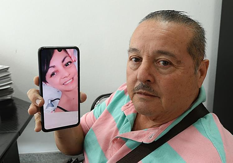 El locutor de radio Ferney Lozano enseña el rostro de su pareja Lula, la camarera que murió en Fonda Milagros.