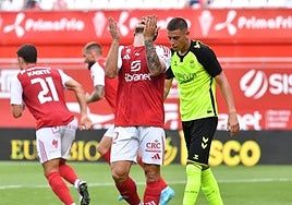 Raúl Alcaina, jugador del Real Murcia, se lamenta tras fallar una ocasión frente al Betis Deportivo