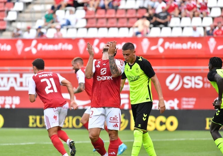 Raúl Alcaina, jugador del Real Murcia, se lamenta tras fallar una ocasión frente al Betis Deportivo