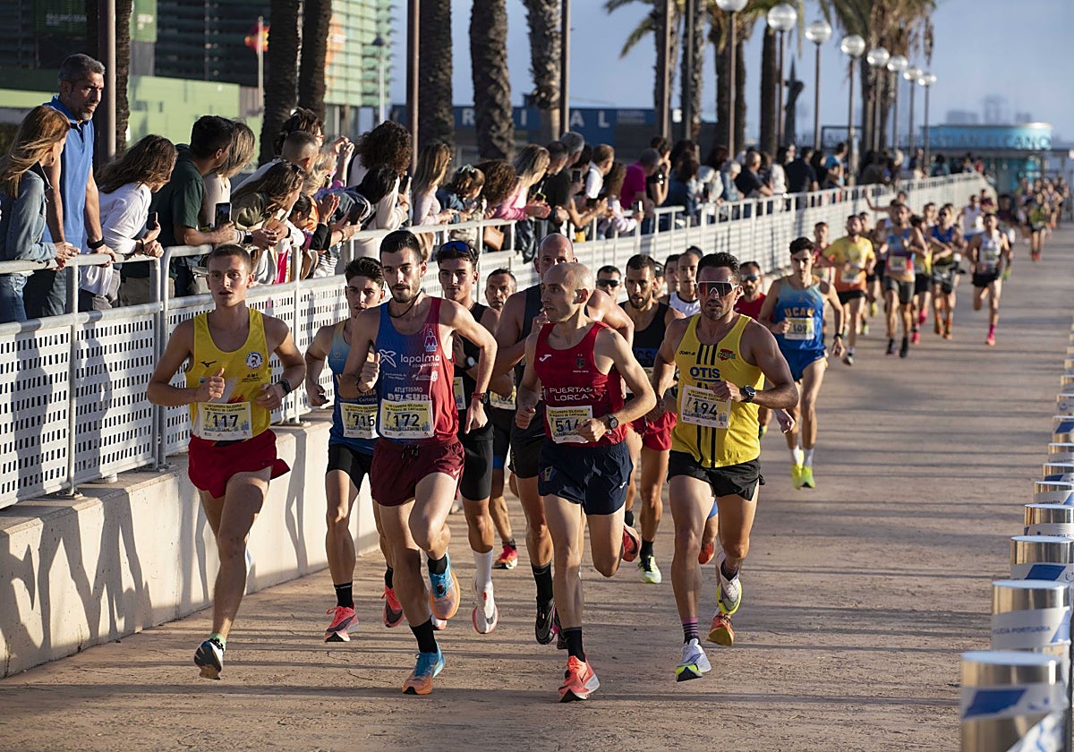 Un grupo de participantes de la 10K Puerto de Cartagena en la edición de 2023.