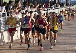 Un grupo de participantes de la 10K Puerto de Cartagena en la edición de 2023.