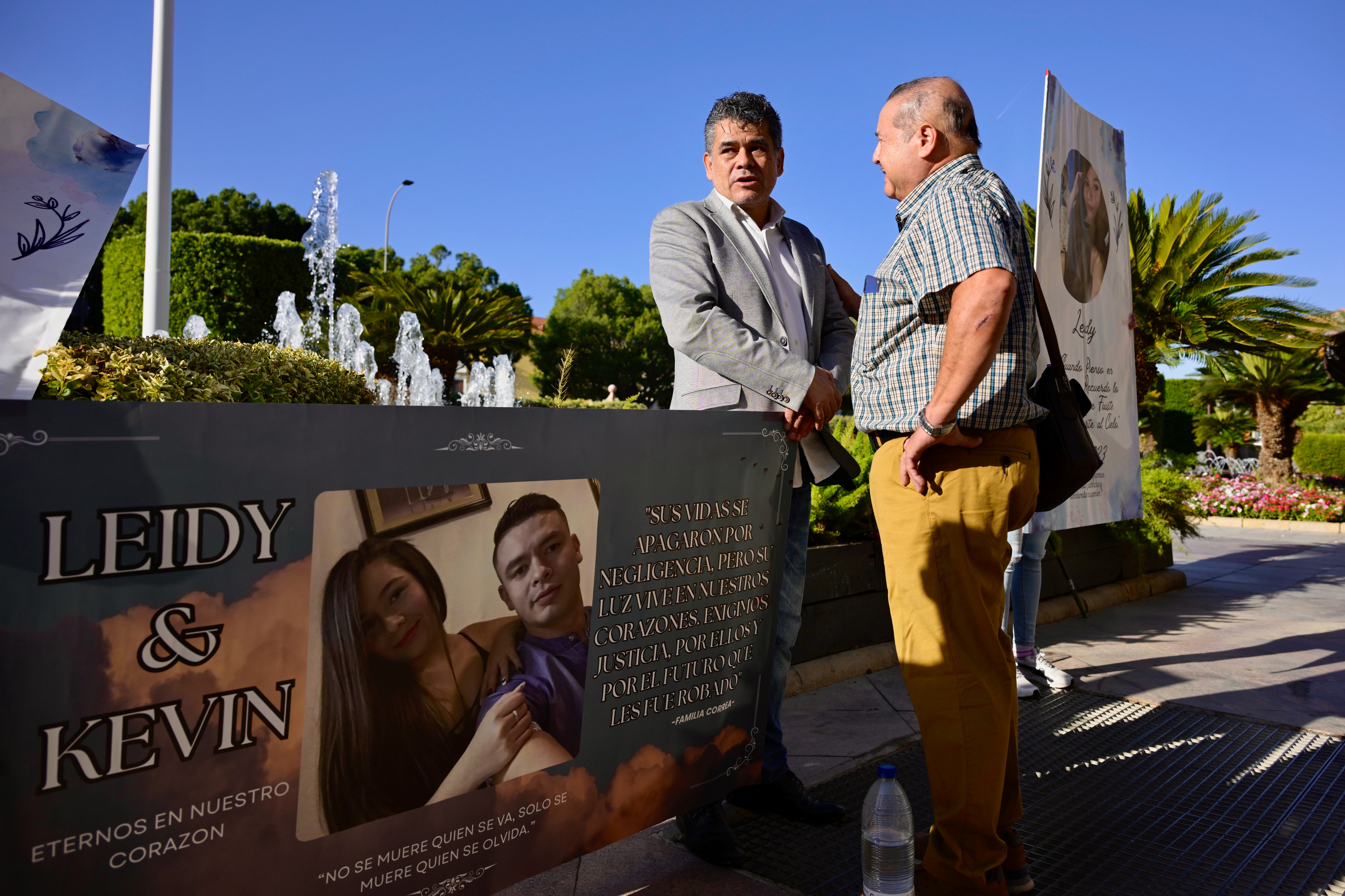 Concentración de los familiares de las víctimas en el incendio de Fonda Milagros de Atalayas, en imágenes