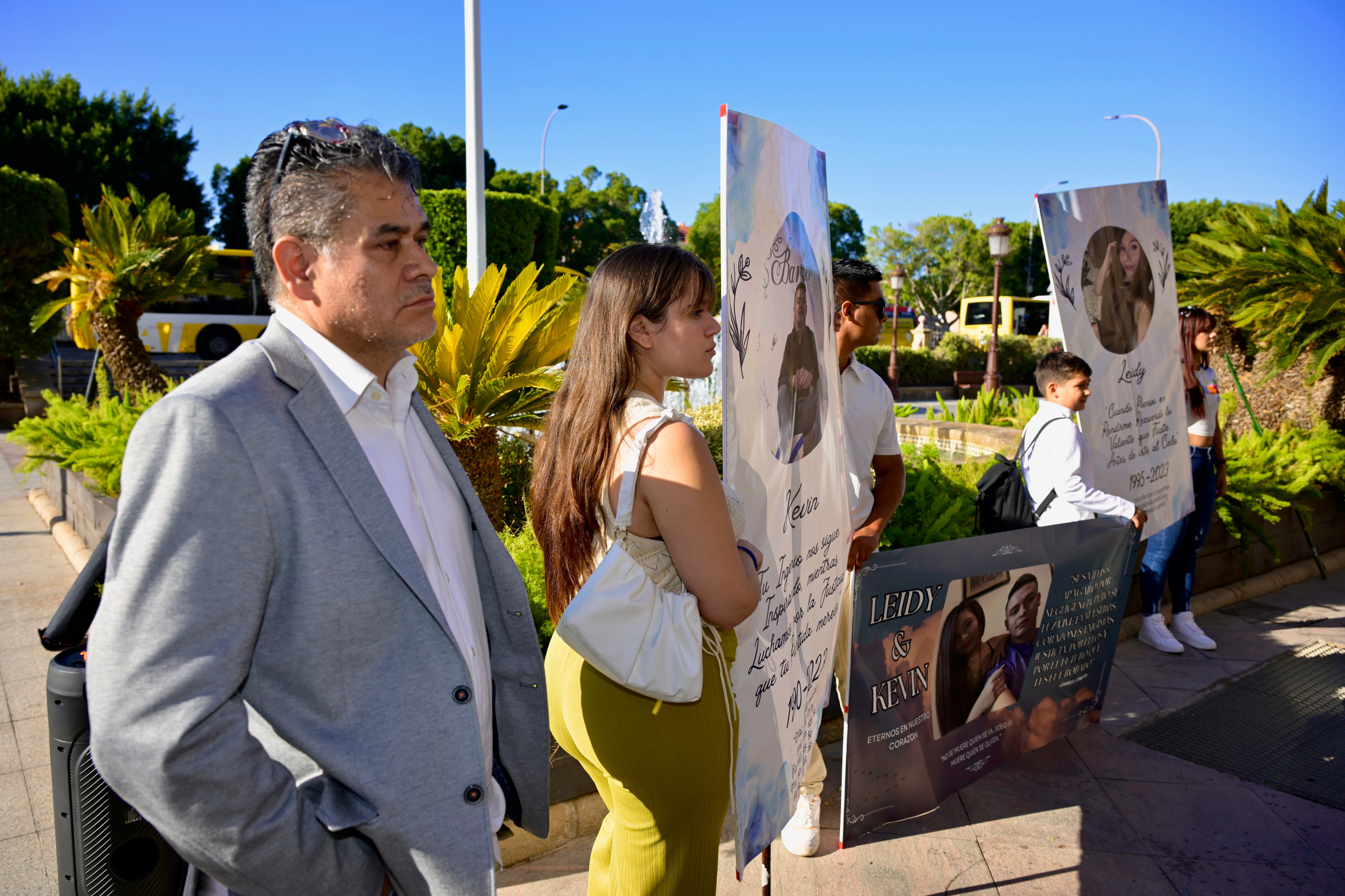 Concentración de los familiares de las víctimas en el incendio de Fonda Milagros de Atalayas, en imágenes