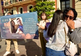 Familiares de las víctimas, este lunes, ante la sede del Ayuntamiento de Murcia.