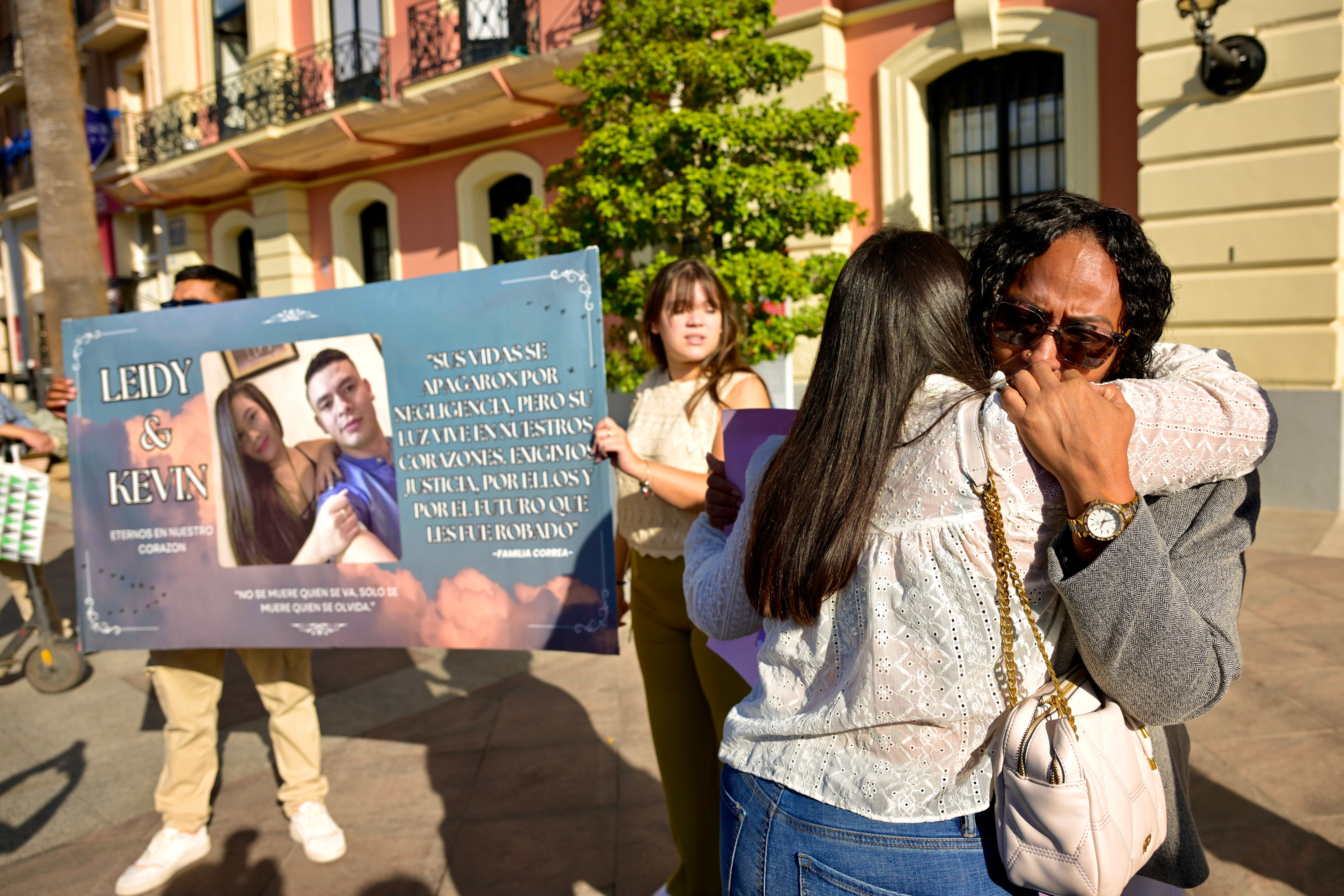 Concentración de los familiares de las víctimas en el incendio de Fonda Milagros de Atalayas, en imágenes