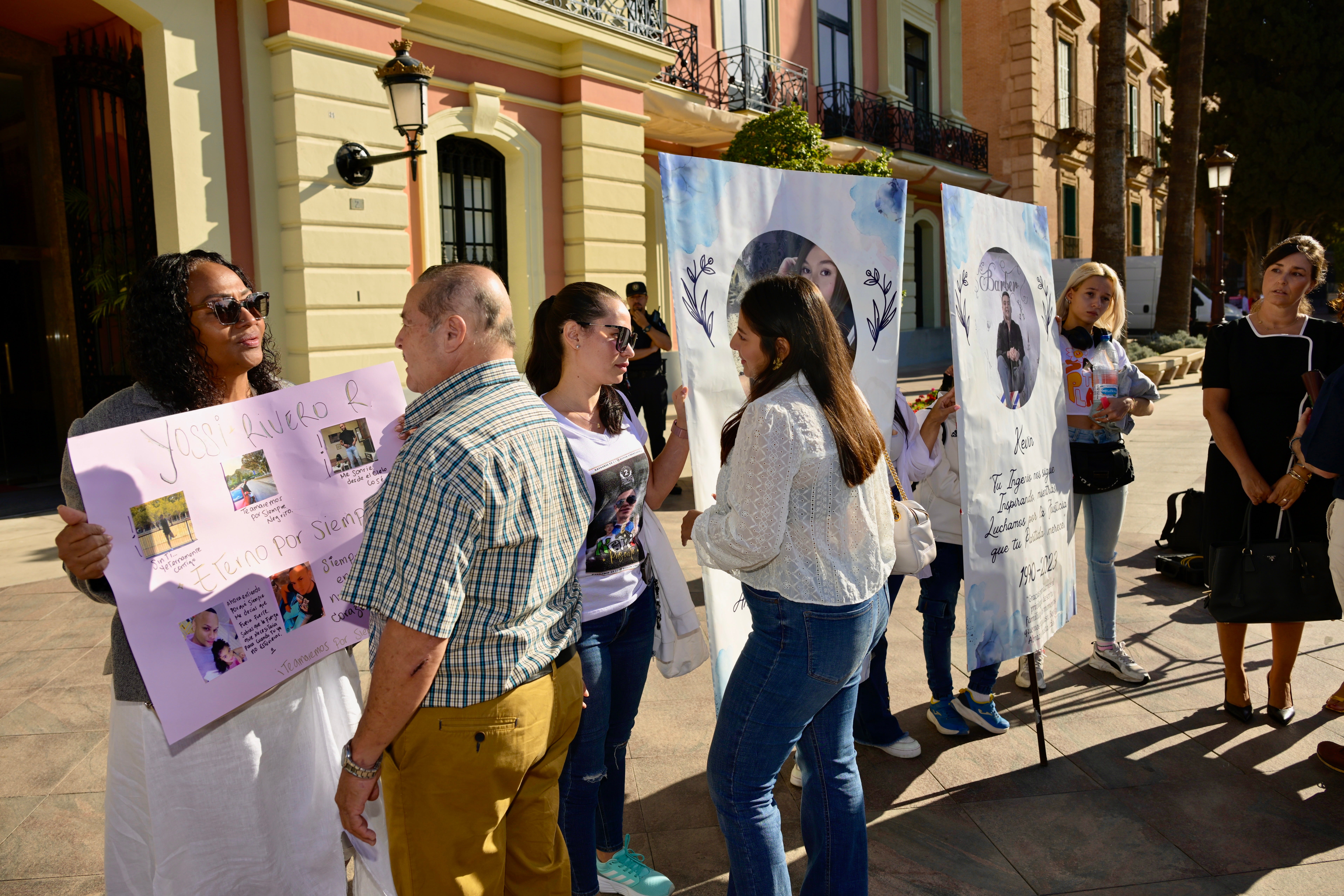 Concentración de los familiares de las víctimas en el incendio de Fonda Milagros de Atalayas, en imágenes