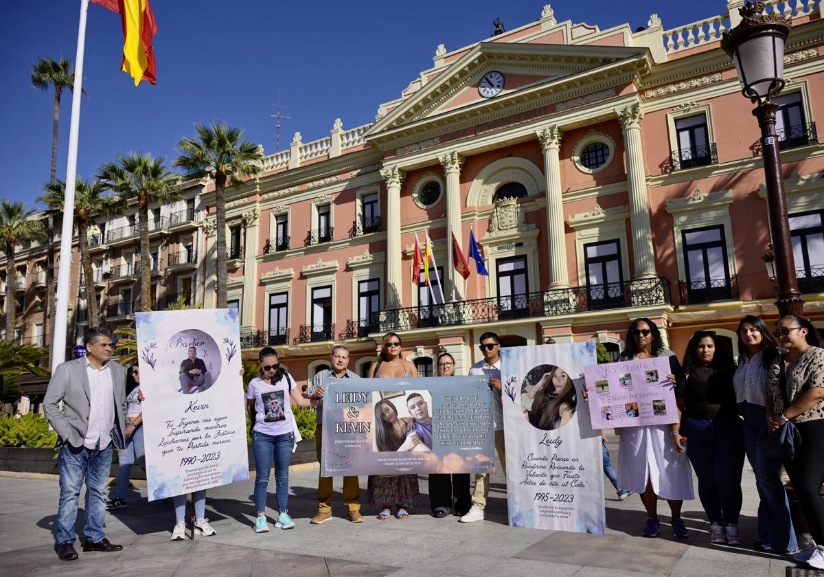 Concentración de los familiares de las víctimas en el incendio de Fonda Milagros de Atalayas, en imágenes