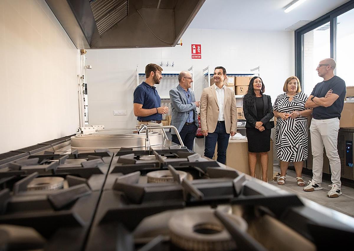 Imagen secundaria 1 - El nuevo colegio cuanta con un amplio comedor y gimnasio integrado, así como amplios espacios comunes.