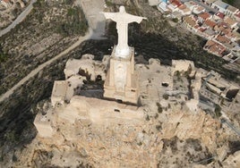 Vista aérea del Castillo de Monteagudo, donde se aprecian los desperfectos que acumula el monumento, declarado bien de interés cultural.