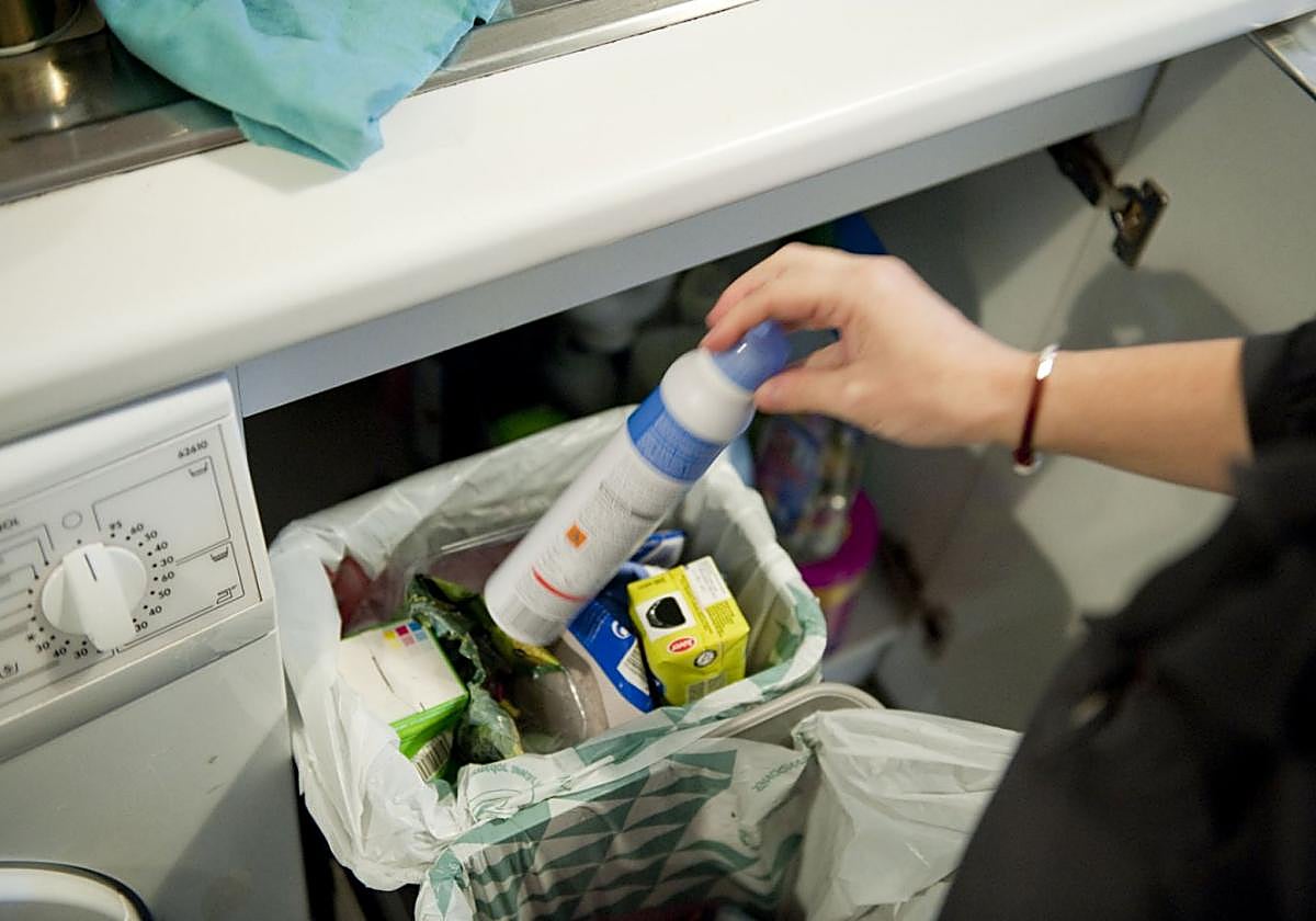 Los aerosoles se depositan en el contenedor amarillo. Juan Antonio Mata