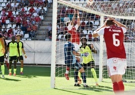 Alberto González, con el portero Gazzaniga al remate, lamenta una ocasión perdida.