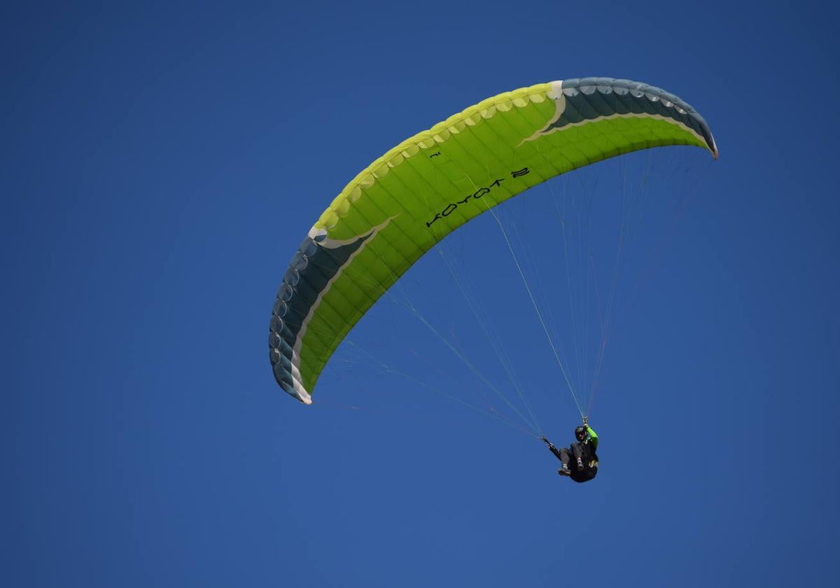 Un piloto de parapente durante la jornada de Los Juegos del Guadalentín.