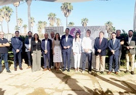 La consejera de Turismo, Carmen Conesa, flanqueada por el chef Pablo González y el alcalde de Caravaca, junto con representantes de empresas, patronos y hosteleros.