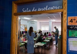 Un grupo de niños del colegio Los Dolses recibe clases en lo que antes era la sala de profesores.