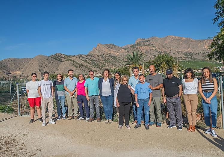 Estadiantes del IES El Palmeral y usuarios de la residencia de mayores, este martes, en los huertos urbanos con la concejal de Medio Ambiente.