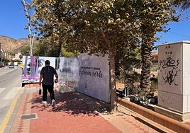 Un vecino camina junto al vallado instalado en el parque La Cubana, en Alhama.