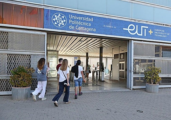 Un grupo de alumnos entra en el Campus de Antiguones, en el que se sitúa la Escuela de Telecomunicación de la Universidad Politécnica de Cartagena (UPCT) .