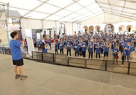 Los mayores siguen las instrucciones del monitor en la masterclass de gimnasia.