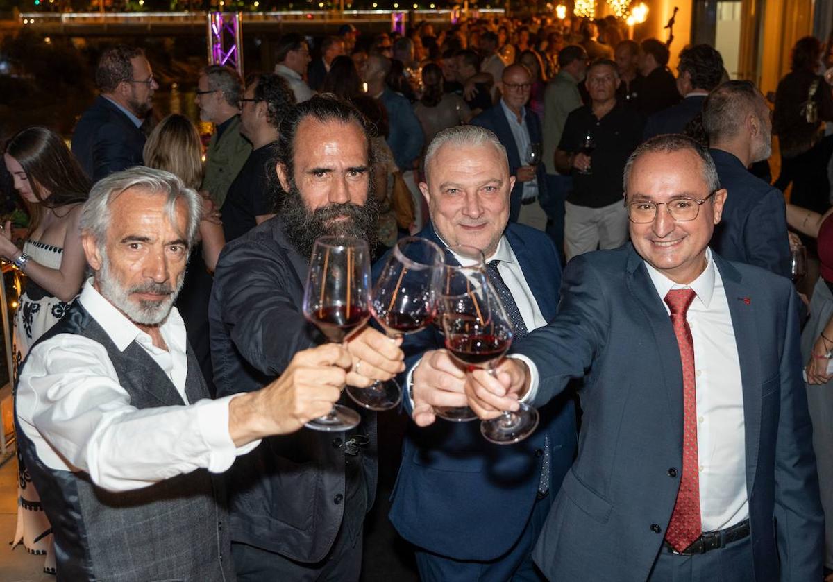 De izquierda a derecha: Imanol Arias, Jorge Martínez, Tomás García y Ángel Gil, socios y propietarios de Bruto, brindan durante el evento de celebración del X Aniversario.