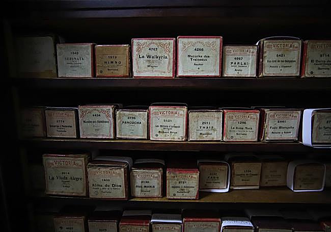 Colección de rollos de pianola que se conservan en el casino.