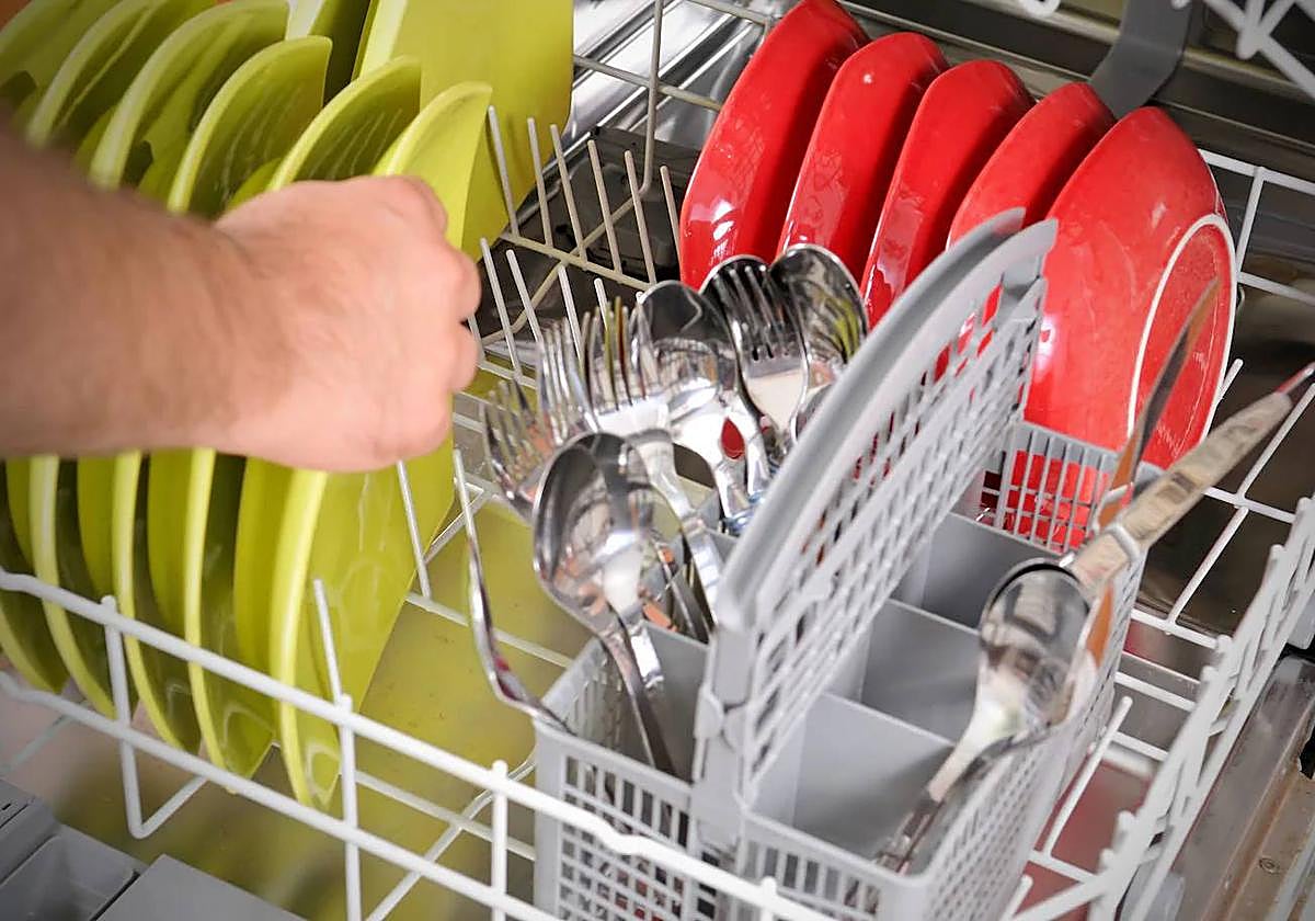 El truco para secar los platos y vasos al sacarlos del lavavajillas sin esfuerzo