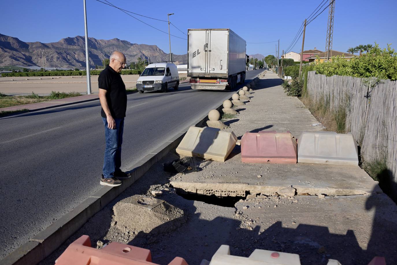 Las imágenes de los baches y socavones en El Raal