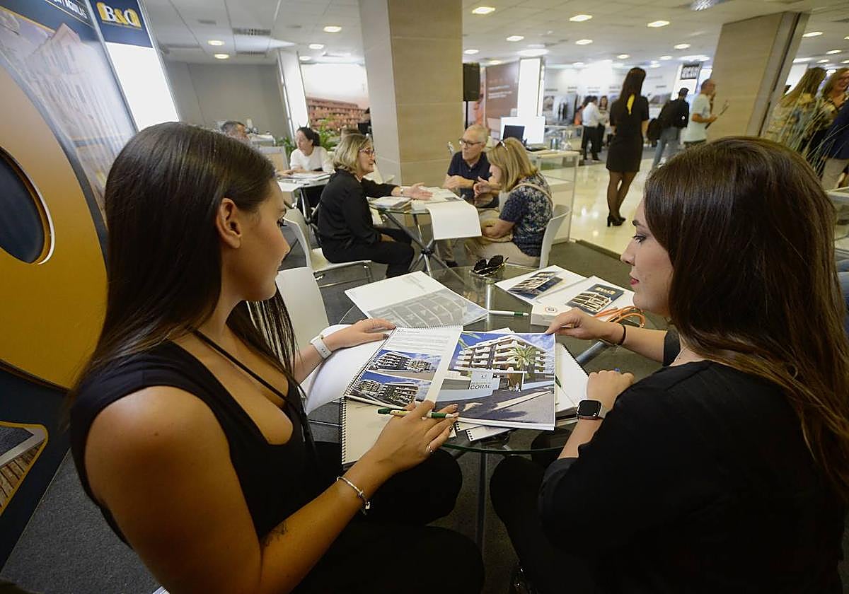 Jóvenes buscan vivienda en Murcia en una imagen de archivo.