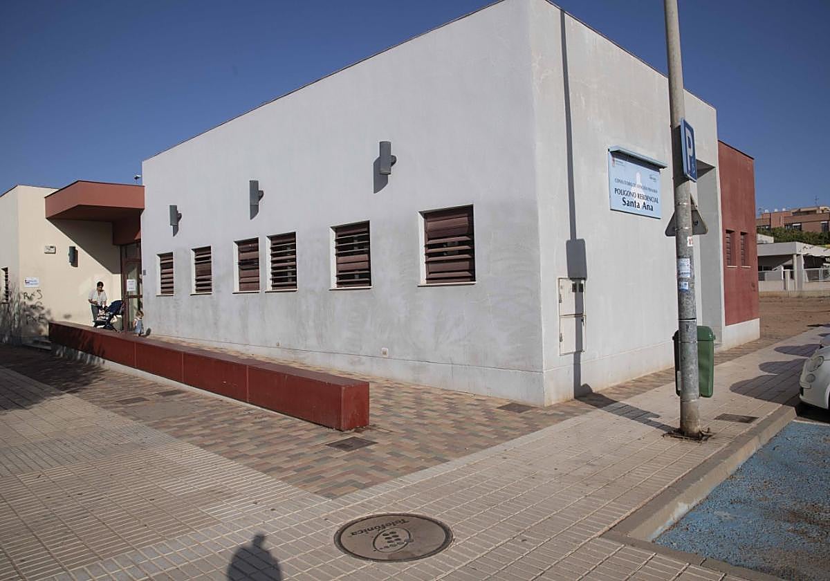 Una vecina sale con su hija del consultorio del polígono residencial Santa Ana, junto al que está el terreno donde será ampliado para convertirlo en centro de salud.