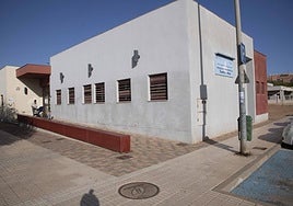 Una vecina sale con su hija del consultorio del polígono residencial Santa Ana, junto al que está el terreno donde será ampliado para convertirlo en centro de salud.