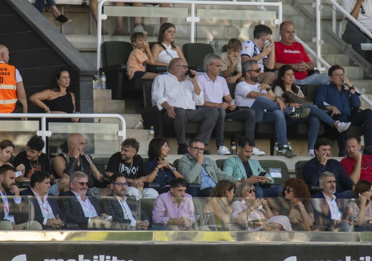 Palco del Cartagonova en el último partido ante el Cádiz,presidido por Paco Belmonte y con el abogado del club,Andrés López, sentado en la última butaca de la tercera fila.