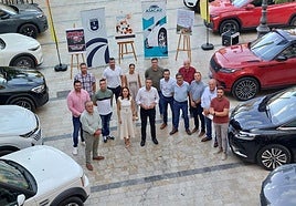 El alcalde y la concejal posan junto a representantes de las empresas expositoras.