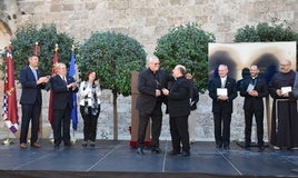 El obispo de Cartagena, monseñor Lorca Planes, entrega una placa conmemorativa al arzobispo de Santiago de Compostela, monseñor Francisco Prieto