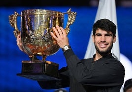 Carlos Alcaraz levanta el trofeo de campeón del ATP 500 de Pekín.