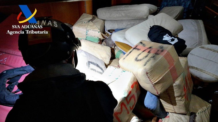 Foto de los paquetes de droga encontrados en el velero.