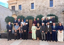 Los representantes institucionales rodean el hito conmemorativo del Encuentro de Ciudades Jubilares.
