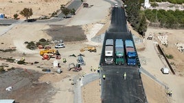 Los tres camiones colocadas sobre la calzada del nuevo puente de la CV-95 a su paso por la rambla de Lo Quiles, en San Miguel de Salinas.